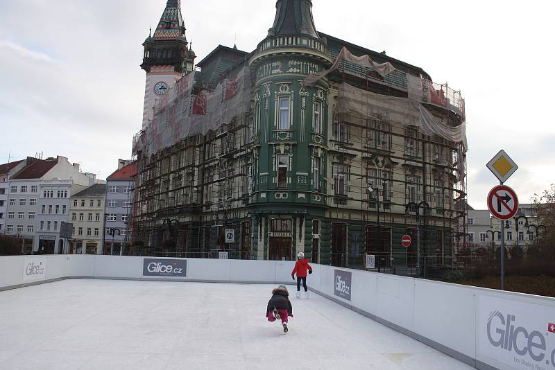 Chcete si vyzkoušet syntetický led, který nestudí? Na krnovském náměstí je kluziště zdarma.