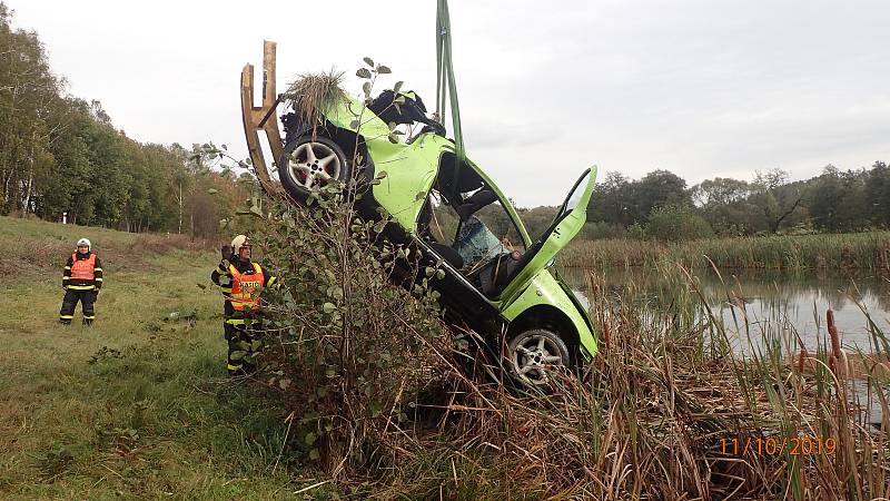 Řidič svůj Opel Tigra  v barvě rosničky zaparkoval do rybníka. Hasiči obdivovali, jak rafinovaně se podařilo sladit havarovaný vůz s rákosím a vodním prostředím.