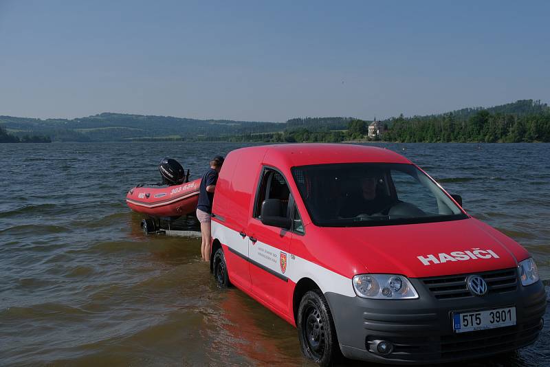 Soutěž ve vodním záchranářství na Slezské Hartě letos prověřila celkem 21 čtyřčlenných týmů profesionálních a dobrovolných hasičů z celé republiky. Přijeli i polští hasiči z Prudniku a Hlubčic.