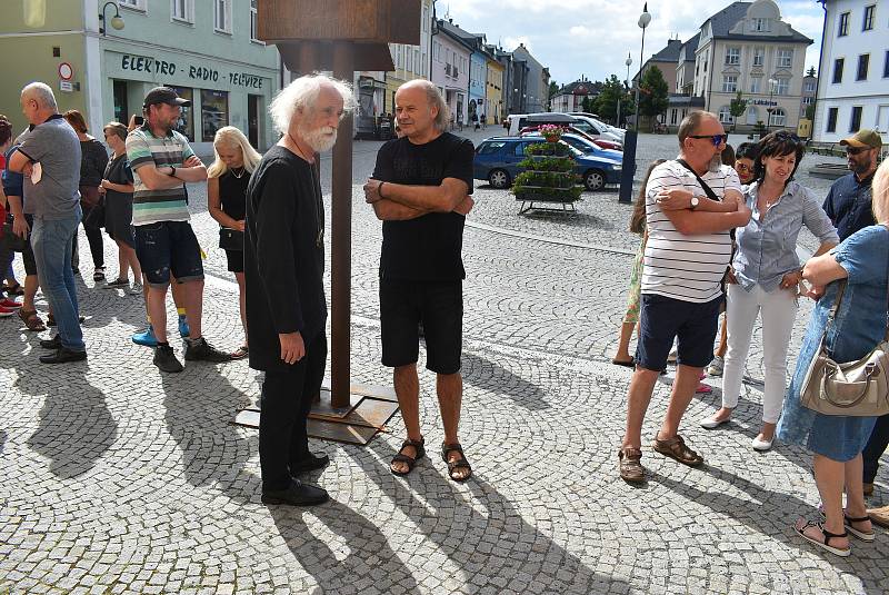 Fotograf a pedagog Jindřich Štreit ze Sovince představil svého talentovaného žáka fotografa Antonína Mikšíka ze sousední Paseky.