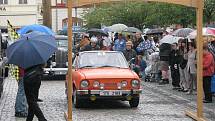 Rallye kolem Slezské Harty 2009, jejíž druhý ročník startoval na náměstí Míru v Bruntále, přilákala nejen desítky veteránů, ale také hojný počet místních obyvatel, kteří obdivovali krásu nablýskaných historických vozidel.