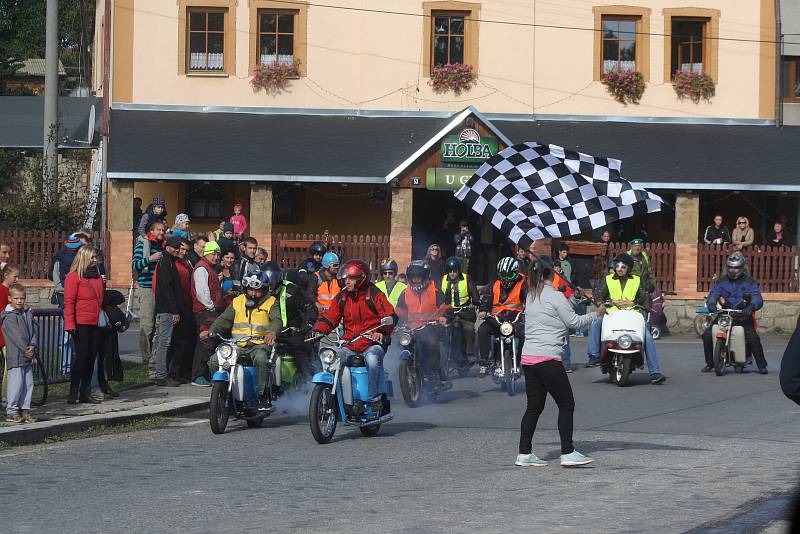 Legendární Jawa pionýr neboli fichtl je úžasný motocykl.  Bohušovská Fichtlmánie byla oslavou pincků.