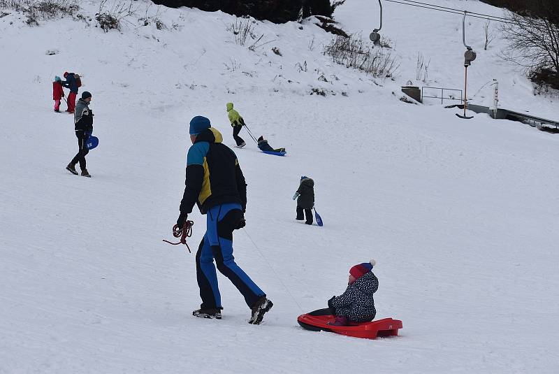 Vlekaři v Jeseníkách stále zasněžují  a příroda jim pomáhá. Ski areál Kopřivná v Malé Morávce zahájí zimní sezonu v pátek 10.12. v 18 hodin večerním lyžováním.
