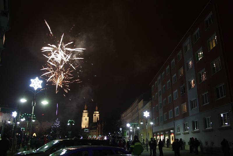 Česko polské adventní trhy na krnovském náměstí odstartovalo rozsvícení vánočního stromu a ohňostroj.