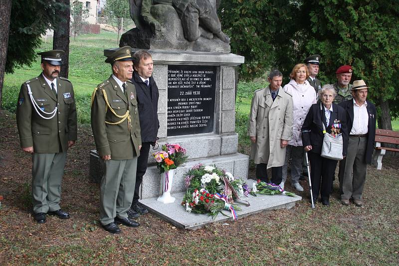 Osmdesáté výročí Liptaňské tragédie kromě pietního kladení květin k památníkům letos provázela také rekonstrukce této události.