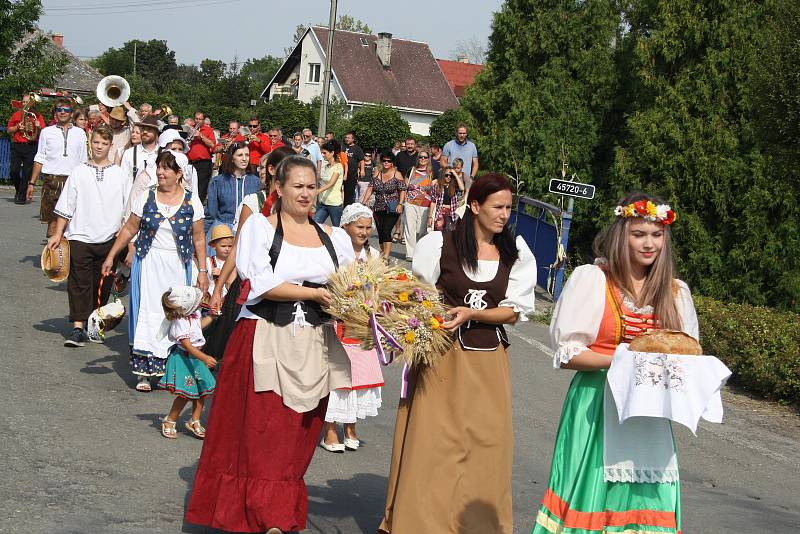 Dříve jsme byli zvyklí jezdit na dožínkové slavnosti do Polska. Nejdřív se tato tradice vrátila do Slezských Rudoltic. Rudoltické dožínky si našly řadu příznivců a dnes už patří k nejvýznamnějším událostem roku.