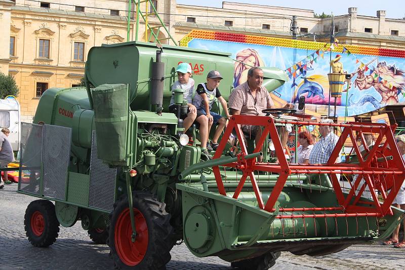 Dříve jsme byli zvyklí jezdit na dožínkové slavnosti do Polska. Nejdřív se tato tradice vrátila do Slezských Rudoltic. Rudoltické dožínky si našly řadu příznivců a dnes už patří k nejvýznamnějším událostem roku.