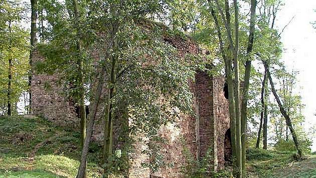 V Osoblažském výběžku nad řekou Osoblahou v obci Bohušov stojí stromy a keři zarostlá majestátní zřícenina hradu Fulštejn.
