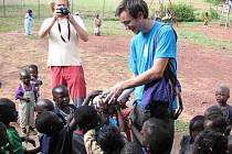 Děti ze Středoafrické republiky dostaly od školáků z Břidličné mimo brýlí darem i kopací míč, na který se jako na osobní dárek všichni složili.