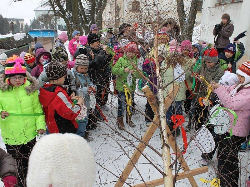 Důležité povinnosti, zdobení velikonočního stromu, se ve středu v Andělské Hoře chopili andělskohorští a světlohorští předškoláci.