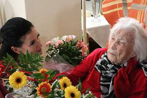 Paní Hildegarda Zebišová (za svobodna Passatová) se narodila v Krnově 10. listopadu 1919. Ke 103 marozeninám jí přišla popřát místostarostka Krnova Monika Dudová.