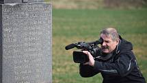 V Hlince před mnoha lety vandal změnil památník padlým  na Bezhlavého rytíře. V restaurátorské dílně rytířovi vrátí tvář, aby se zase stal důstojnou pietou.