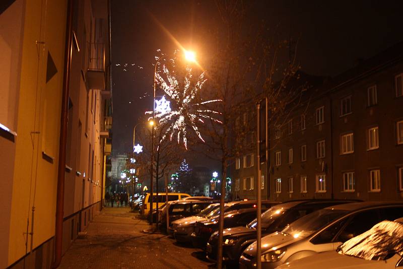 Česko polské adventní trhy na krnovském náměstí odstartovalo rozsvícení vánočního stromu a ohňostroj.