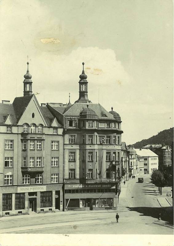 Pobočka Státní pojišťovny na Hlavním náměstí v Krnově, a náměstí Minoritů vpravo. Psal se rok 1956.