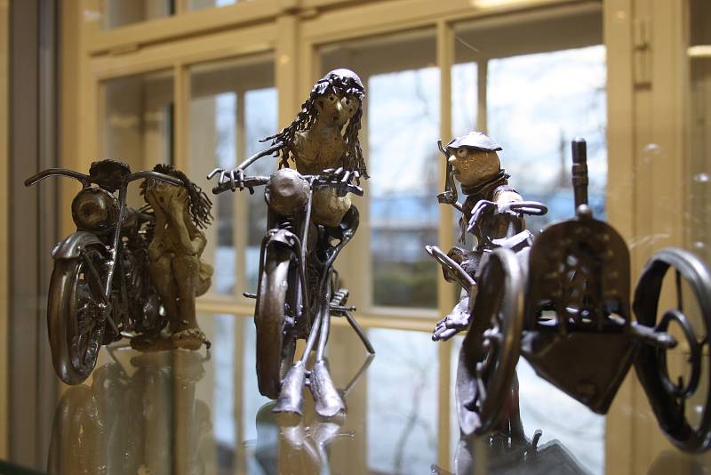 V krnovské Flemmichově vile probíhá výstava Vladimíra Vítečka „Keramik a kov“. Jeho automobily, motocykly, velocipedy a samohyby mají zvláštní posádky.