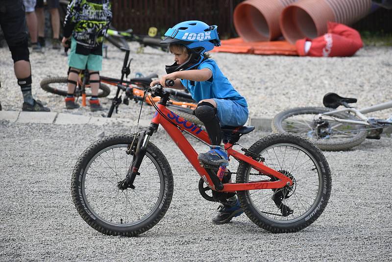 Bikepark Kopřivná v Jeseníkách pojal zahájení sezony jako zábavnou show pro celou rodinu.