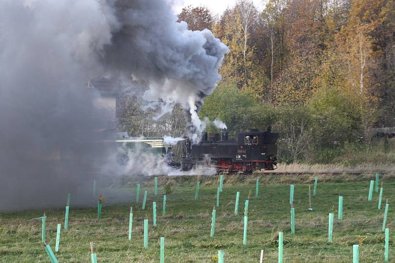 Svatý Martin přijel na bílém koni na nádraží v Třemešné, aby si připil mladým vínem s účastníky podzimní parní jízdy na svatomartinské hody v Bohušově.