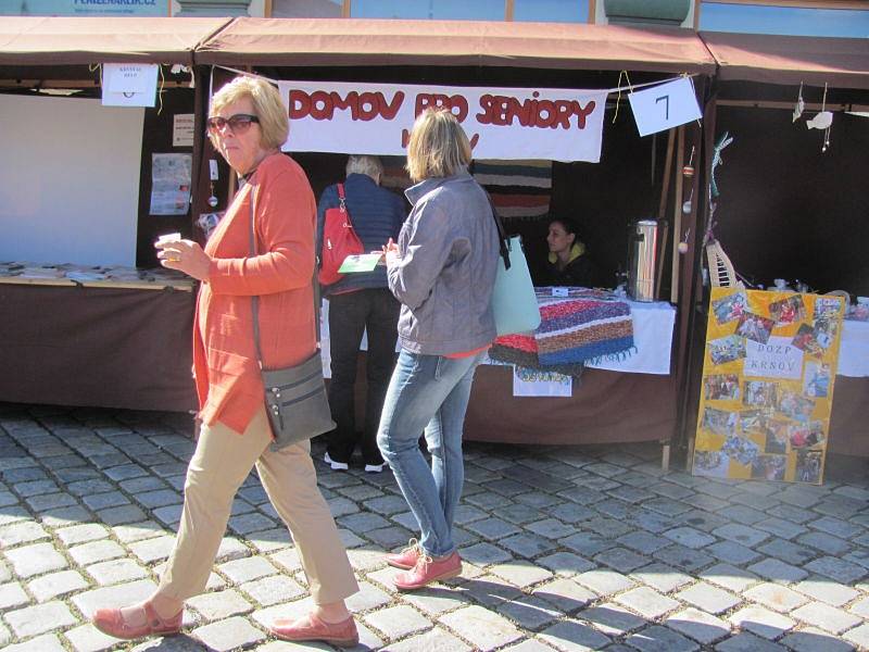 Nechat si změřit krevní tlak a cholesterol, zkontrolovat mateřské znaménko, dozvědět se, čím se zabývají jednotlivé sociální služby. Na Hlavním náměstí v Krnově proběhl ve čtvrtek Den mobility, zdraví a sociálních služeb.