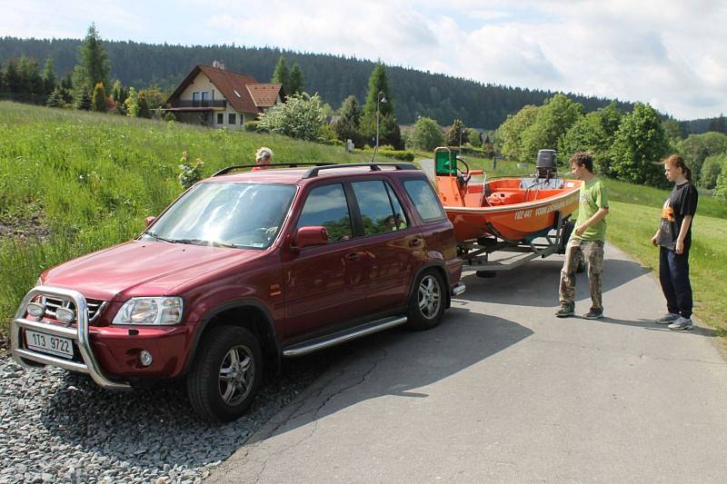 Sezona vodním záchranářům právě začala. Jsou připraveni pomoct lidem, kteří se ocitnou na Slezské Hartě v nouzi.