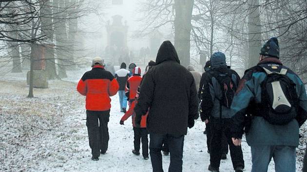 První den roku 2014 vyrazili lidé z Bruntálu na Novoroční výstup na Uhlířský vrch.