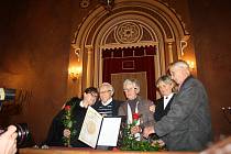 DOJEMNÉ SETKÁNÍ v krnovské synagoze. Profesor Alexander Fried (druhý zleva) s potomky manželů Belánikových, kteří ho ukrývali v roce 1944. Titul Spravedlivý mezi národy převzali za své rodiče Marie Přádková, Olga Zapletalová, Antonie Vojtková a Eduard Bel