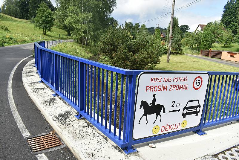 Mezina má koně na obecním znaku i na dopravní značce.