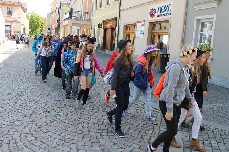 Studentům patřilo v pátek 15. května centrum Bruntálu. Zejména těm, kteří si pořídili vlastní pokrývku hlavy, protože šlo o Kloboukový majáles.