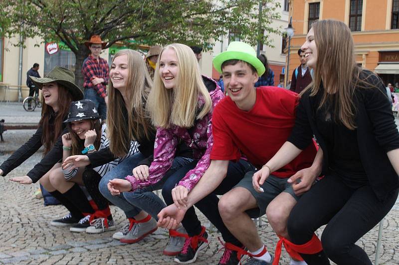 Studentům patřilo v pátek 15. května centrum Bruntálu. Zejména těm, kteří si pořídili vlastní pokrývku hlavy, protože šlo o Kloboukový majáles.