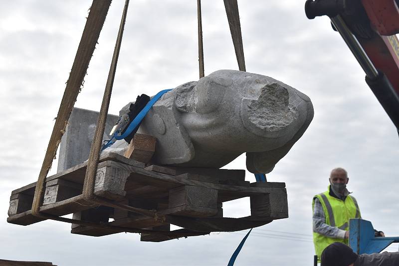 V Hlince před mnoha lety vandal změnil památník padlým  na Bezhlavého rytíře. V restaurátorské dílně rytířovi vrátí tvář, aby se zase stal důstojnou pietou.