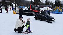 Tažení lyžařů za rolbou je zimní sport známý jako „rolba skijöring“. Děti v Kopřivné této zábavě říkají rolbavláček. Může to být také alternativní doprava lyžařů na kopec, když je  zavřený vlek i lanovka.