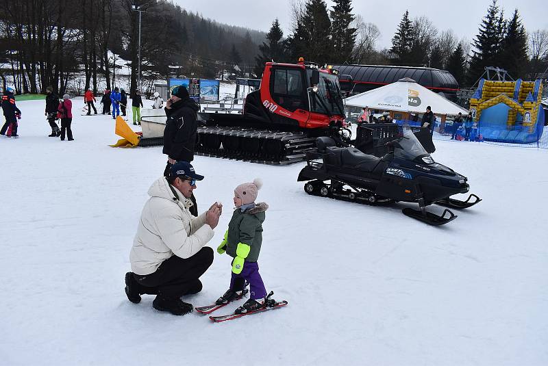 Tažení lyžařů za rolbou je zimní sport známý jako „rolba skijöring“. Děti v Kopřivné této zábavě říkají rolbavláček. Může to být také alternativní doprava lyžařů na kopec, když je  zavřený vlek i lanovka.