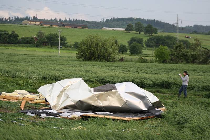 Následky ničivého tornáda na Krnovsku, červen 2013.