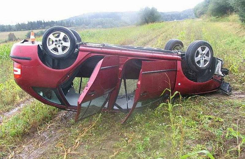 K nejnebezpečnějším silničním úsekům na Krnovsku patří takzvané linhartovské zatáčky. Snímek z jedné z nehod zde v uplynulých letech.