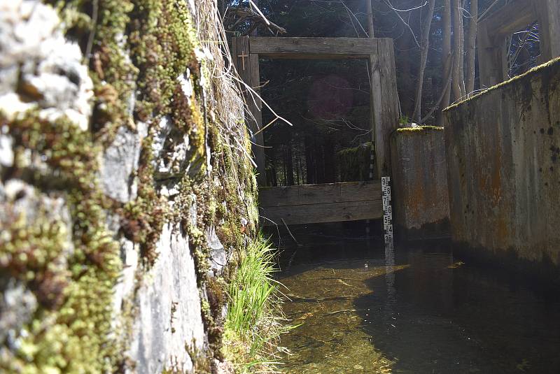 Udělejte si někdy výlet kolem náhonu, který přivádí vodu pro umělý vodopád v Karlově Studánce.