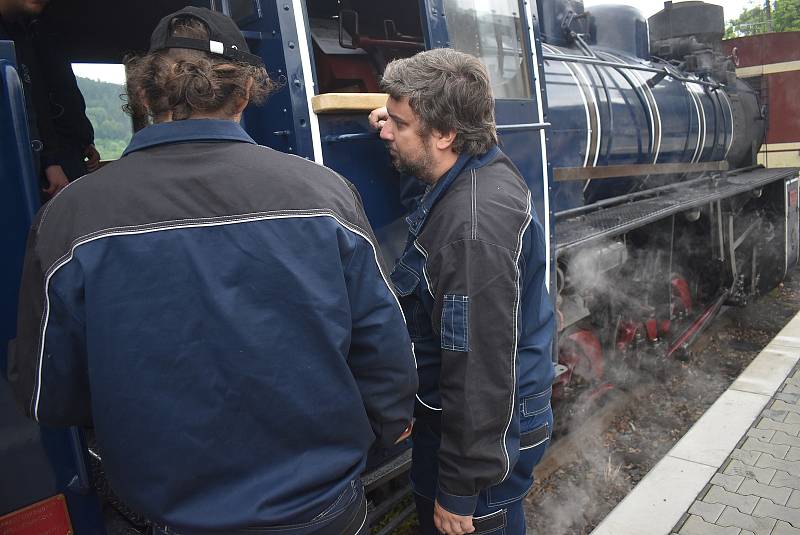 Výletní parní vlaky na Osoblažce po dvouleté pauze zahájily novou sezonu 4. června 2022.