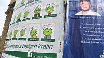 Zubaté žáby zasáhly do předvolební kampaně v Bruntálu. Představily voličům na plakátech své kandidáty, program i volební hesla.