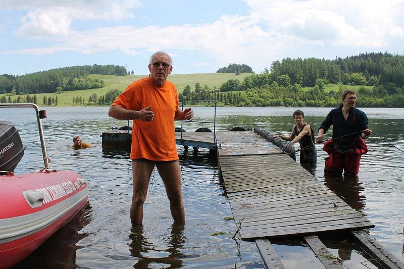 Sezona vodním záchranářům právě začala. Jsou připraveni pomoct lidem, kteří se ocitnou na Slezské Hartě v nouzi.