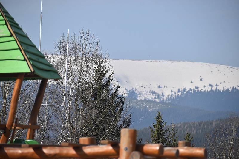 Hřiště v Nové Vsi nad Dolní Moravicí vybudovaly Lesy ČR. Stala se z něj vyhledávaná atrakce Jeseníků.