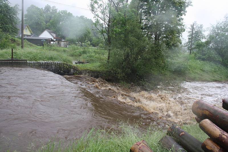 Druhý povodňový stupeň byl vyhlášený na Černé Opavě v Mnichově. První stupeň platí na Opavě v Karlovicích. Velká voda postupuje řekou Opavou níž po proudu.