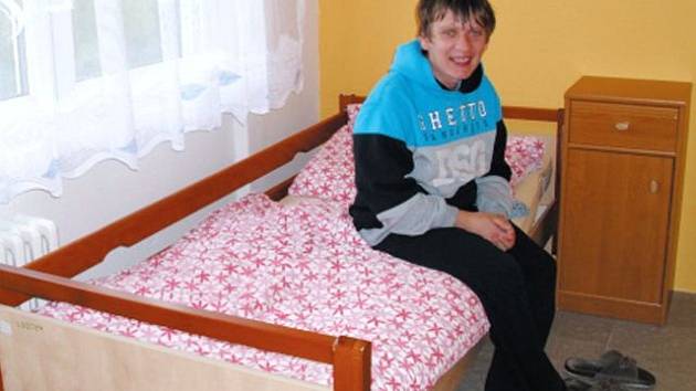 Stěhování do nového domova na Slunečnou ulici v Osoblaze má za sebou dvanáct klientů Harmonie v Krnově. S podporou asistentů si začínají zvykat na samostatné bydlení.