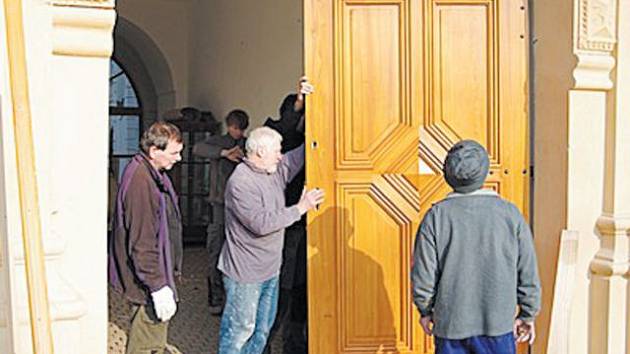 Zámecké dveře v Linhartovech vandalové zničili 18. ledna. Bylo nutné vyrobit úplně nové vrata, které jsou od středy zase usazené na svém místě.