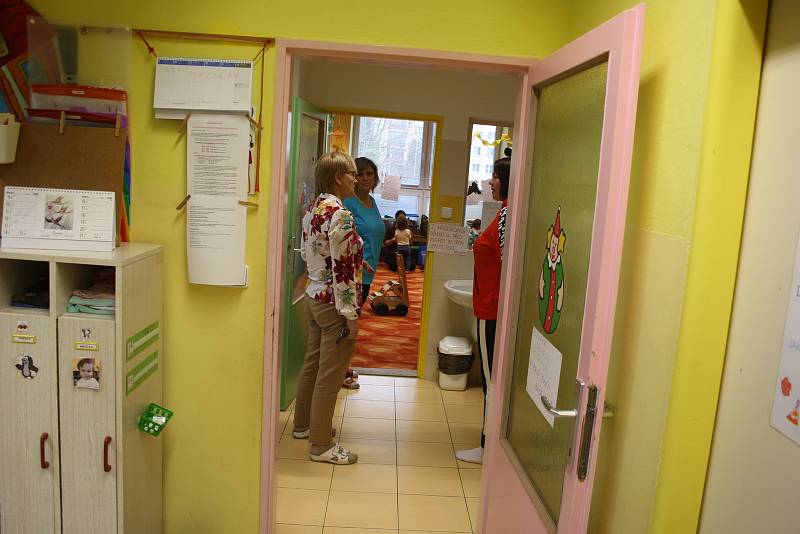 Krnovská školka ve středu 11.3. Den otevřených dveří nezrušila. Byla to vhodná příležitost ukázat rodičům s dětmi nejen hernu a jídelníček, ale také jim vysvětlit, jaká hygienická pravidla zde musí dospělí i děti dodržovat. |