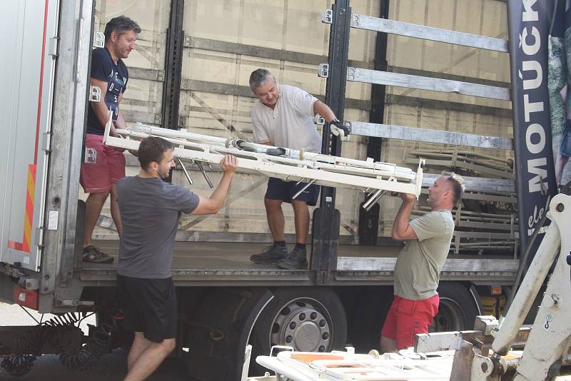 Zaměstnanci Charity Krnov a krnovské radnice společně nakládali nemocniční lůžka a humanitární pomoc na kamion, který v pondělí 23. července vyrazil na Ukrajinu.