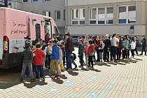 Jedna zmrzlinářská dodávka zůstává v Lichnově, druhá vyráží za dětmi do okolí. Krnovští školáci v pondělí 31. května stáli frontu na  legendární točenou zmrzlinu Tess Gemelové.