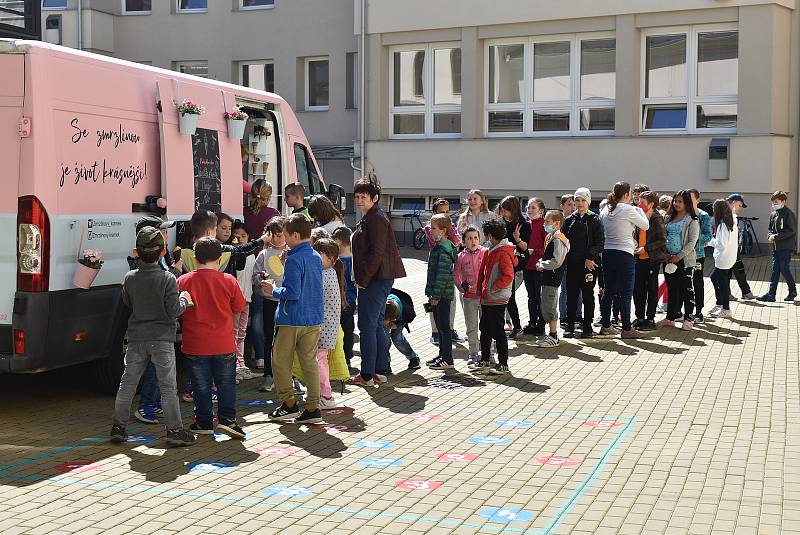 Jedna zmrzlinářská dodávka zůstává v Lichnově, druhá vyráží za dětmi do okolí. Krnovští školáci v pondělí 31. května stáli frontu na  legendární točenou zmrzlinu Tess Gemelové.