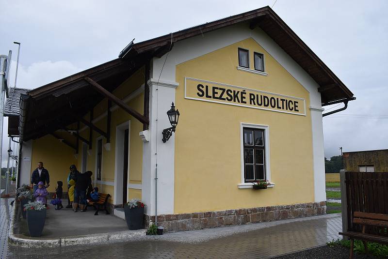 Malý štokr po generální opravě parního kotle a odstranění technické závady už zase šlape jako hodinky. Na úzkokolejce Osoblažce vás o prázdninách sveze každou sobotu i neděli.