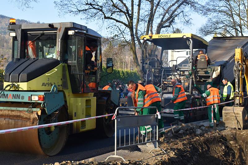 Pokládka nanoasfaltu se nijak neliší od běžné práce silničářů. Přesto byl o tuto událost ve Vrbně pod Pradědem velký zájem.