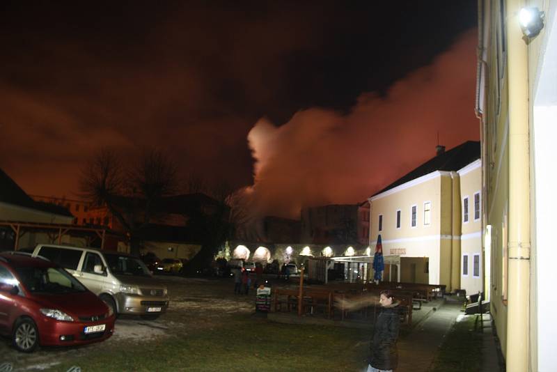 Požár národní kulturní památky v Krnově - budovy bývalé textilky Karnola.  
