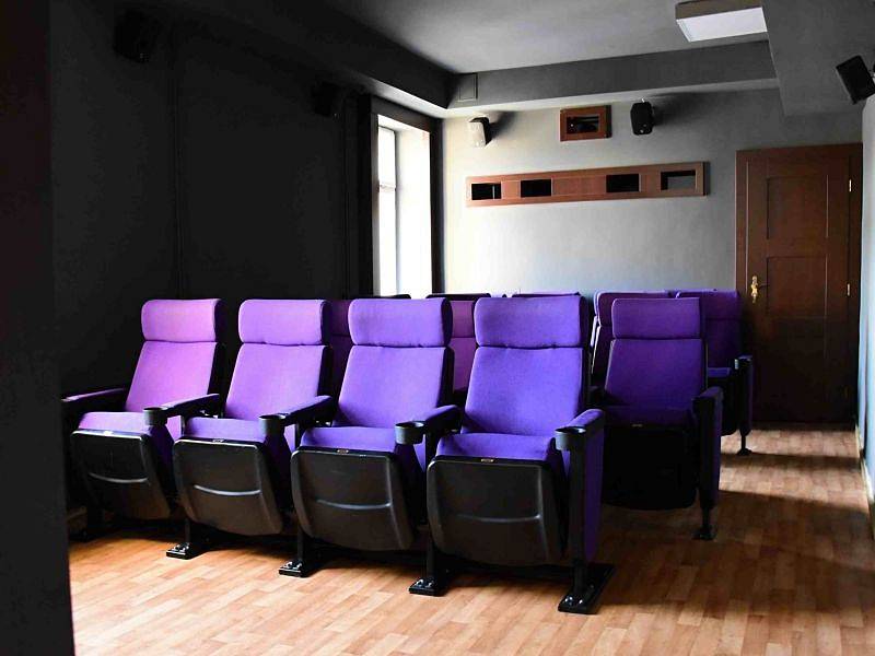 ART klub pro dvacet diváků může sloužit nejen k promítání filmů, ale i pro přednášky, semináře, školení, autorská čtení a obdobné akce.