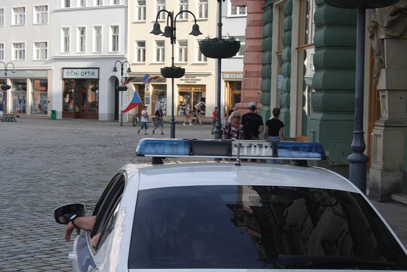 Demonstrace za nezávislou justici a proti vládě 11. června v Krnově.